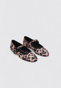 Ballettschuhe mit Leopardenmuster, ausgestattet mit einem schwarzen Riemen mit silberner Hardware, einer runden Zehe und einem weichen Textilobermaterial.