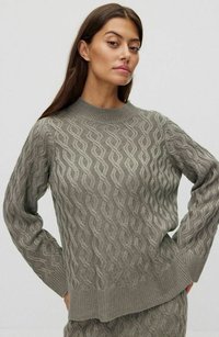 Lichtgrijze gebreide trui met een gestructureerd kabelpatroon, geribde kraag en manchetten. Het ontwerp heeft lange mouwen en een losse pasvorm.