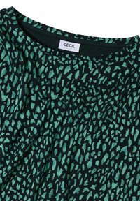 Dunkelgrünes Shirt mit unregelmäßigen hellgrünen Leopardenflecken und einem runden Ausschnitt, das das CECIL-Markenlabel zeigt.