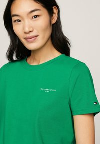 Tommy Hilfiger MINI LOGO - T-shirt basic - olympic green