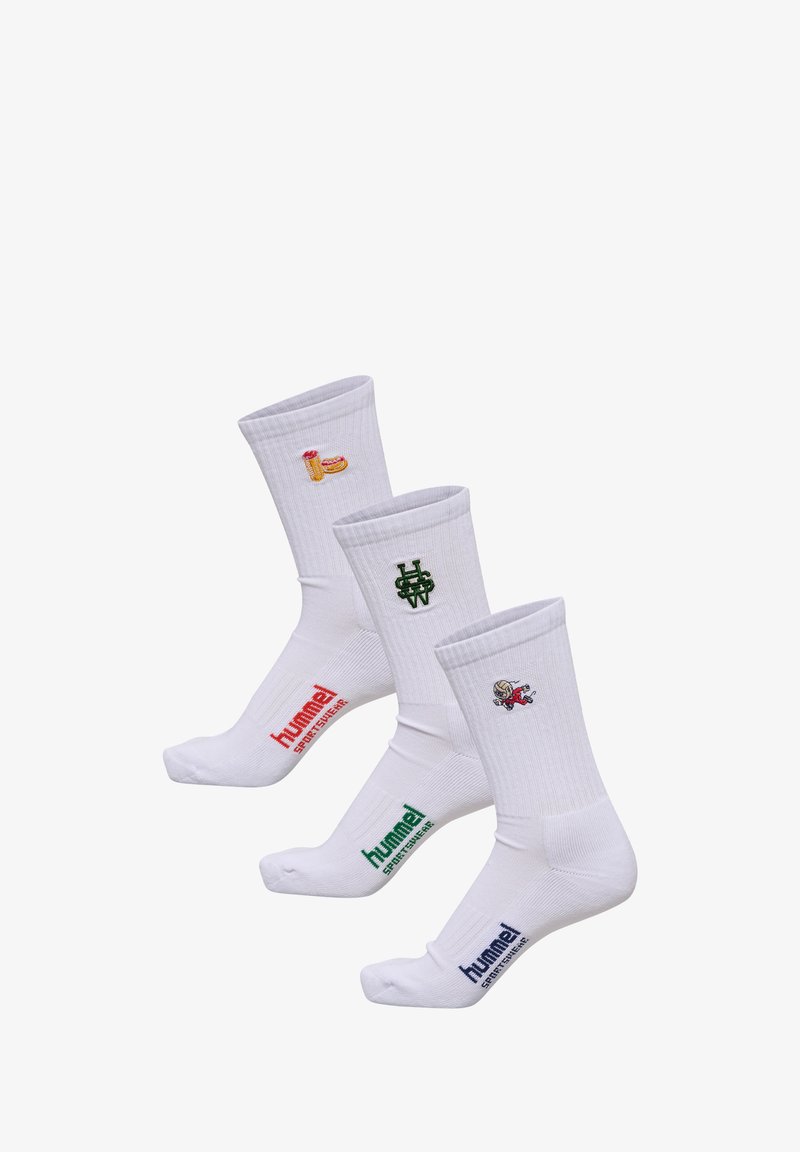 Drie paar witte sokken met geribbelde ontwerpen. Elk heeft unieke geborduurde logo's in het geel, groen en rood. Geprinte merknamen in kleuren.