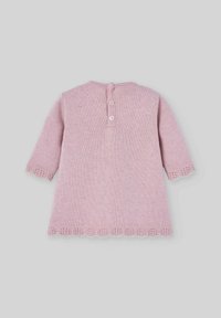 Abito lavorato a maglia in morbido rosa con maniche lunghe, bordi in pizzo a scollatura scallop sul fondo e sulle maniche, e chiusura con bottone sul retro.