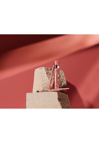 MAC LUSTREGLASS LIPSTICK - Vloeibare lippenstift - ready teddy