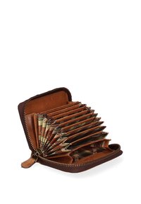 Portafoglio in pelle marrone con chiusura a zip, dotato di più scomparti per carte in stile accordion foderati con tessuto a motivo. Texture liscia, design compatto.