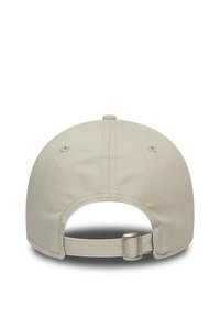 Casquette de baseball beige avec couronne arrondie, sangle réglable avec boucle en métal et trous de ventilation cousus à l'arrière. Design simple, sans motifs.
