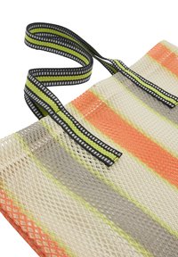 Siatka na zakupy w wielokolorowe paski w odcieniach pomarańczowym, szarym, zielonym i kremowym. Posiada czarną rączkę z zielonymi i białymi akcentami w paski.