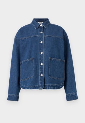 Sinine teksajakk esikäe nööpide sulgemisega, kahe suure taskuga, pikkade varrukatega ja kraega, asetatud lamedalt valgele taustale.