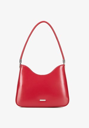 Rote Leder-Schultertasche mit abgerundetem oberen Rand und einem einzelnen Träger, mit einer kleinen rechteckigen Metallmarke auf der Vorderseite.