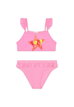 Bikini rosa a due pezzi realizzato in materiale elasticizzato. Il reggiseno ha spalline con rouches e una decorazione a stella, mentre la parte inferiore presenta una vita con rouches.