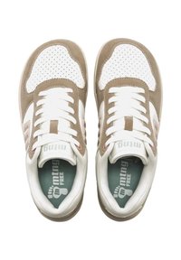 Zapatillas con un upper de cuero blanco, acentos de ante beige, detalles perforados y plantillas de color verde claro, con cordones blancos y marca.