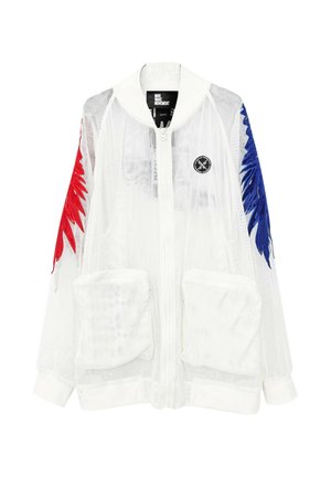 Chaqueta blanca de malla con cremallera, grandes bolsillos delanteros y diseños de plumas rojas y azules en las mangas.
