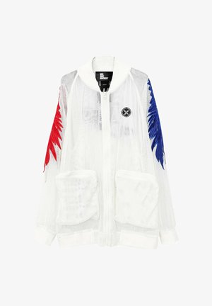 Chaqueta blanca de malla con cremallera, grandes bolsillos delanteros y diseños de plumas rojas y azules en las mangas.