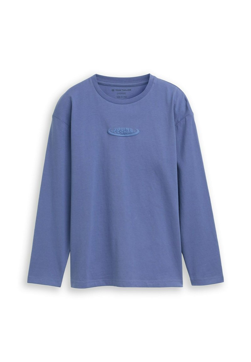 Langarm, ronde hals T-shirt van lichtblauwe stof met een textuur logo patch in het midden. Zachte textuur, recht gesneden ontwerp.