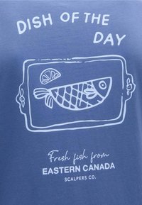 Tricou albastru cu text alb "MÂNCAREA ZILEI" și "Pește proaspăt din CANADA ESTICĂ" având o ilustrație cu pește într-un cadru decorativ.