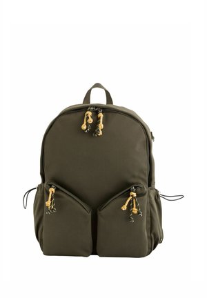 Olivgrüner Rucksack mit einem Hauptreißverschlussfach, zwei vorderen Reißverschlusstaschen, seitlichen Taschen und beigen kordelgezogenen Reißverschlüssen.