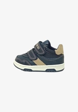 Sneakers in pelle blu scuro con dettagli beige, suole bianche e cuciture in contrasto. Design low-top con punta arrotondata.
