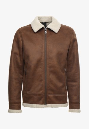 Braune Jacke aus Kunstleder mit cremefarbenem Schafsfellkragen, Reißverschluss vorne und Seitentaschen. Gerippte Bündchen und Saum verleihen Struktur.