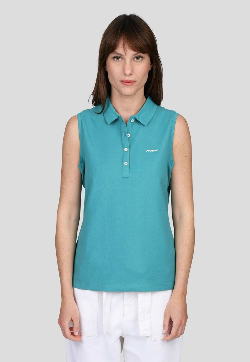 Polo sans manches turquoise en tissu lisse, avec un col et une patte de boutonnage à trois boutons ; petit logo sur la poitrine.