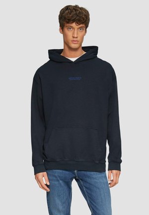 Hoodie en coton bleu marine avec une poche kangourou, des poignets et un ourlet côtelés ; présente un petit logo imprimé bleu sur le devant.