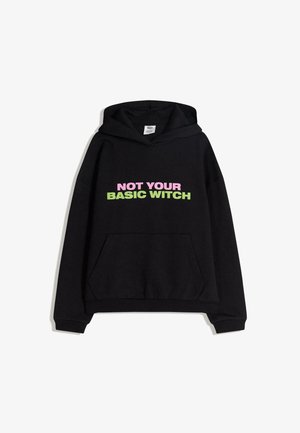 Hanorac negru cu text roz și verde care spune "NU SUNT O VRĂJITOARE ÎN BAZĂ" pe piept, având un buzunar frontal și glugă.