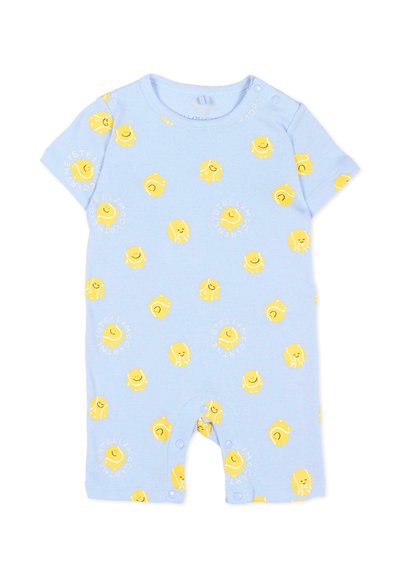 Grenouillère bébé bleu clair avec des visages de soleil souriants jaunes et des motifs de texte circulaires blancs, dotée de boutons pression aux épaules et à l'entrejambe.