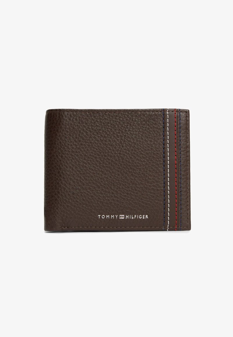Bruine leren portemonnee met een gestructureerd oppervlak, met blauwe, witte en rode strepen in het stiksel en het Tommy Hilfiger-logo aan de rechtervoorzijde.