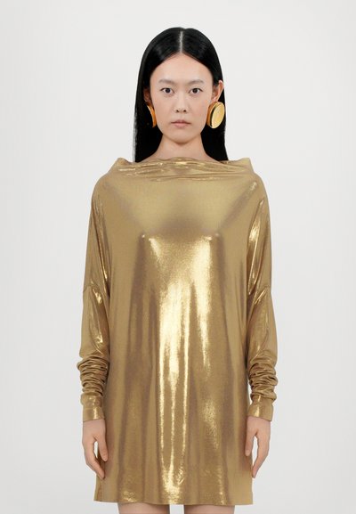 Goldfarbene, metallische Langarmkleid mit lockerer Passform und gerafftem Ausschnitt, ausgestattet mit gerafften Manschetten und einer glänzenden, glatten Textur.