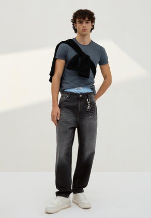 Bershka LOOSE - Blugi loose fit - black