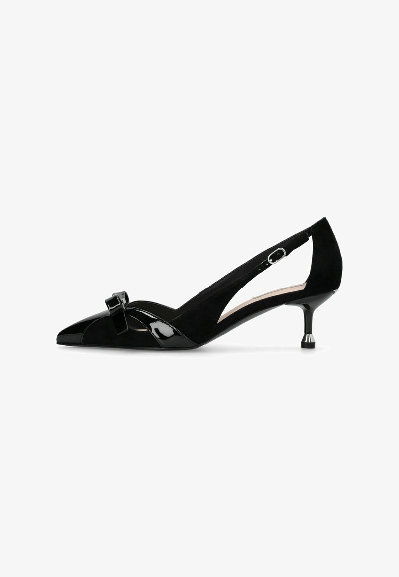 Chaussure à talon kitten en cuir verni noir et daim, bout pointu, découpe latérale, petit nœud et boucle de bride de cheville réglable.