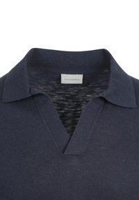 Marineblauwe polo met zachte stof, een V-hals en korte mouwen. Bevat een subtiele textuur en een label met de tekst "Geschikt."