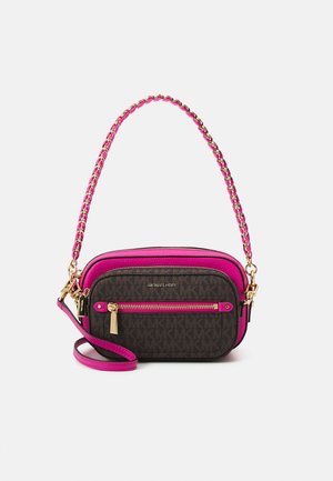 Braune und knallpinke Umhängetasche mit goldfarbenem Kettenriemen, vorderer Reißverschlusstasche und Michael Kors Logo auf gemustertem Hintergrund.
