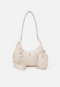 Sac à main en cuir beige clair à la forme arrondie, avec une lanière en chaîne et des ferrures argentées. Comprend une pochette amovible et une sangle embossée.