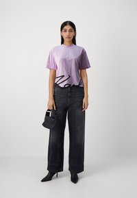 KARL LAGERFELD OVERSIZED SIGNATURE HEM - Pamata T-krekls - orchid bouquet
