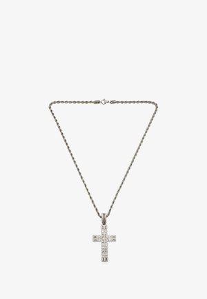 Collana in argento con pendente a croce. La croce presenta numerosi piccoli cristalli trasparenti incastonati in un motivo geometrico, aggiungendo brillantezza.