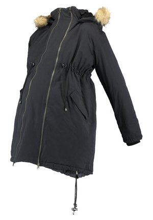 Fekete kapucnis parka műszőrme díszítéssel, elülső cipzárral, állítható húzózsinórral a derékrészén és két oldalsó zsebbel. Vízálló anyag, közepes hosszúságú kialakítás.