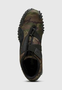 Παπούτσι με καμουφλάζ, με υφασμάτινη μαύρη σόλα, μαύρο λουρί με αγκράφα και προεξοχές για πρόσφυση κατά μήκος των άκρων.