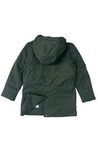 Cappotto isolato di colore verde scuro con cappuccio, maniche lunghe, tasca frontale con chiusura a scatto e texture liscia. Adatto per il clima freddo.