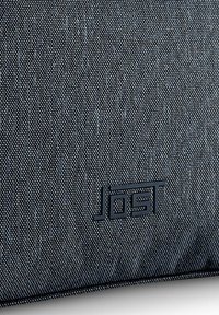 Geverfd donkergrijs stoffen tas met een subtiel geweven patroon; gezonken "JOST" logo in het zwart in de rechterbenedenhoek.