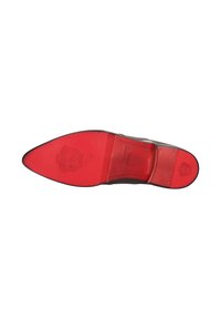 Sole di scarpa in pelle marrone con punta affusolata, suola rossa e logo impresso. Presenta una texture liscia con cuciture visibili e una leggera lucentezza.