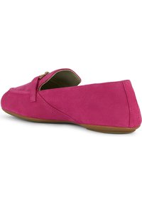 Scarpa slip-on in suede rosa con punta arrotondata, caratterizzata da un accento metallico decorativo sulla tomaia e una suola in gomma liscia color tannato.