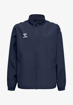 Marineblaue leichte Jacke mit durchgehendem Reißverschluss, Stehkragen und elastischen Bündchen. Mit weißem Logo und Schulterakzenten.