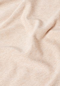 Tissu beige clair présentant une texture douce avec des nuances subtiles. Drapeau lisse indiquant une qualité légère, convenant à diverses applications textiles.