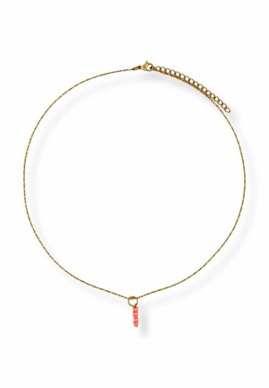 Zarte goldene Halskette mit einem kleinen Goldring, der fünf vertikal angeordnete Korallenperlen als Anhänger hält.