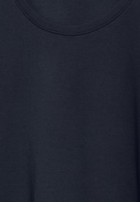 Navyblaues T-Shirt mit rundem Halsausschnitt, glatter Textur und kurzen Ärmeln, aus weichem, atmungsaktivem Baumwollstoff gefertigt.