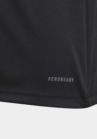 Schwarzes Sportoberteil aus atmungsaktivem Material. Merkmale den Text "AEROREADY" in hellgrau in der unteren Ecke, mit glatter Oberfläche und genähten Nähten.