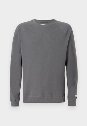 Szürke, textúrált, hosszú ujjú pulóver bordázott kialakítással, kerek nyakkivágással és finom logóval a hónalj területén.