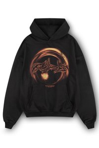 Μαύρη κουκούλα με μεγάλο πορτοκαλί γραφικό σχέδιο στην πλάτη, μπροστινή τσέπη καγκουρό και ραμμένες μανσέτες και στρίφωμα. Μαλακή υφή υφάσματος.