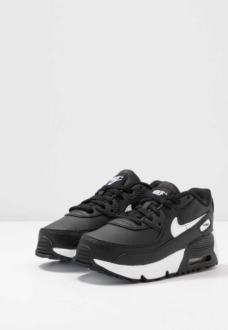 Schwarze Ledersneaker mit weißen Akzenten, runder Zehenpartie, Schnürverschluss und sichtbarer Luftpolsterung in der Sohle.