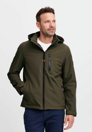 Giacca softshell verde oliva con cappuccio, tasca frontale con zip e chiusura con zip. Caratterizzata da un design minimalista e da polsini elasticizzati.
