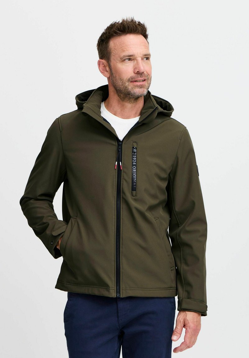 Olivgrüne Softshelljacke mit Kapuze, Reißverschluss-Vorderstasche und Reißverschlussverschluss. Verfügt über ein minimalistisches Design und elastische Bündchen.